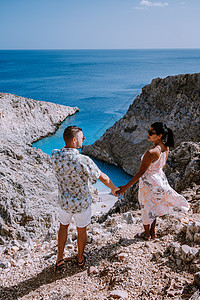 希腊克里特岛海滩 在希腊克里特岛的蓝色海洋旁有巨大的悬崖 希腊克里特岛的海滩 绿松石 海湾图片