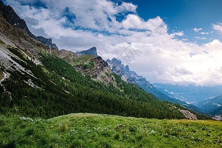 来自意大利的 夫妇参观意大利阿尔卑斯山 景观 意大利北部白云岩群最著名的山峰 白云石 户外图片