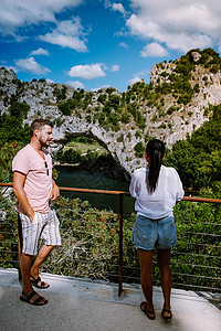 法国 Ardeche 法国河边海滩上的情侣 法国 Ardeche 峡谷'arc 的 Narural 拱门景观 乐趣 夫妻图片