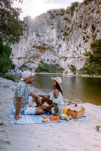 法国 Ardeche 法国河边海滩上的情侣 法国 Ardeche 峡谷'arc 的 Narural 拱门景观 闲暇图片