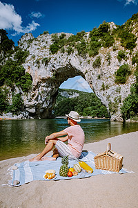 法国 Ardeche 法国河边海滩上的情侣 法国 Ardeche 峡谷'arc 的 Narural 拱门景观 闲暇 独木舟背景图片