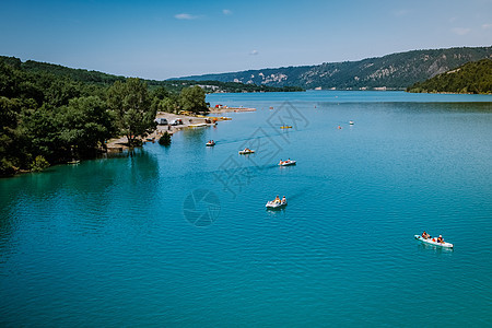 法国普罗旺斯圣克罗伊湖的悬崖岩石 靠近 地区 地区 夏天 韦尔东峡谷图片