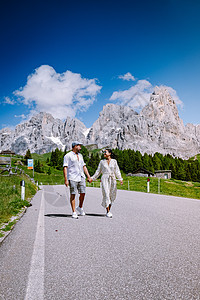 来自意大利的 夫妇参观意大利阿尔卑斯山 景观 意大利北部白云岩群最著名的山峰 草地 高山图片