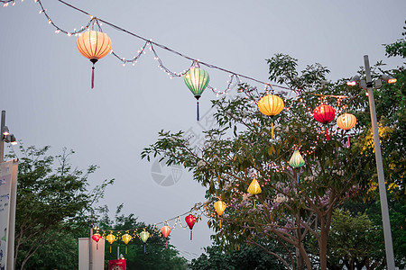 亚洲街头的纸灯笼 中国灯火节期间在街上挂着多彩灯笼 校对 Portnoy 传统的 装饰风格图片