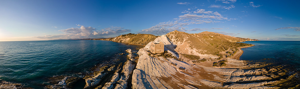 意大利西西里岛阿格里真托的白色海滩和意大利西西里岛白色悬崖上废弃石屋的旧废墟 老的 建筑图片