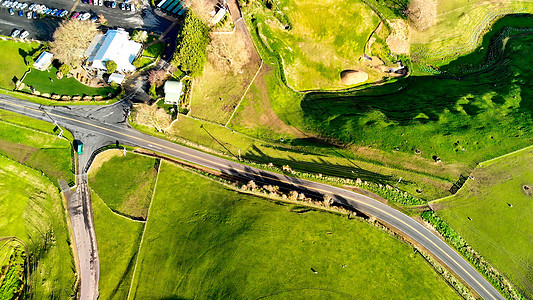 春季对多彩色新西兰乡村的空中观景 路 场地图片