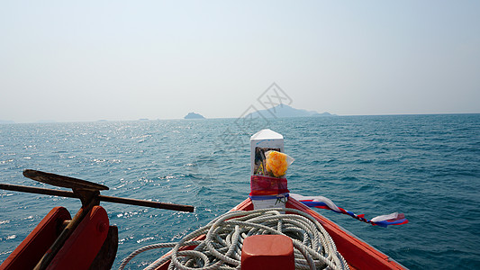 在泰国乘船出海旅行 夏天 烟雾 树木 岛 波浪图片