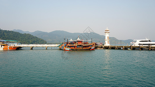 泰国高昌海港 有船 还有船 游客 岛 旅行 乘客图片