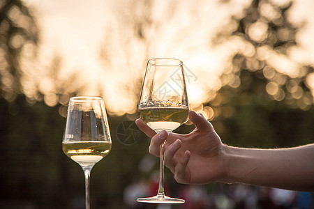在自己的花园里喝杯白葡萄酒 晚上阳光明媚 暑假 享受 意大利图片
