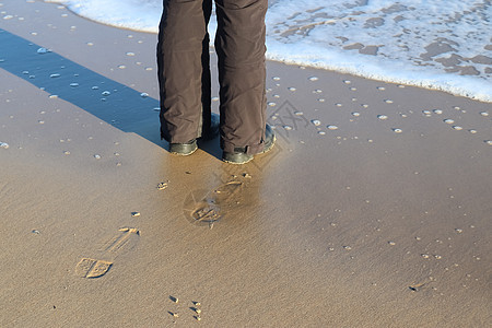 在德国北部的一个海滨海滩上 黑鞋人脚的人 海岸线 欧洲图片