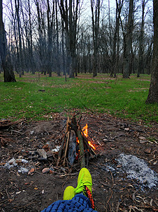 树林里的营火 外面的娱乐活动快关门了图片