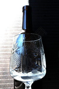 酒瓶背景上的葡萄酒杯子 酒精 美好的 玻璃 优雅 液体图片