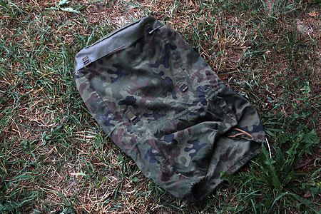 草地上一个睡袋的背包 软垫 自由 远足 男生 覆盖图片