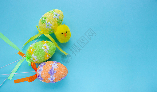 蓝色背景的彩蛋和鸡肉 复活节装饰品图片