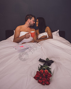 情人节快乐的一对夫妻 年中亚洲女人 与有红玫瑰和情书的cauusian男子 成人 花图片