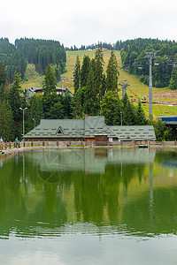 山地滑雪度假胜地池塘夏季日景图片