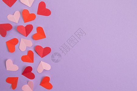 情人节背景 柔和的紫色背景上的粉红色和红色的心 情人节的概念 明信片和祝贺的布局 平面布局 邀请函 女孩图片