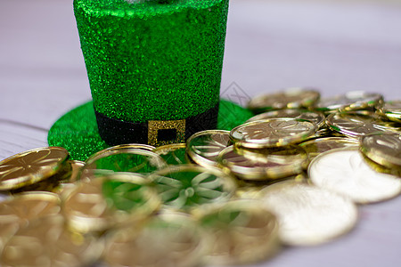 一顶闪闪发光的圣帕蒂斯节帽子 前面有金币图片