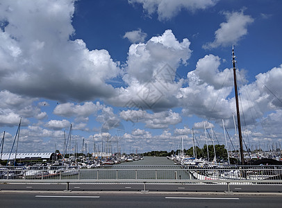 荷兰弗赖斯兰州莱默港 船 闲暇 帆船 桥图片