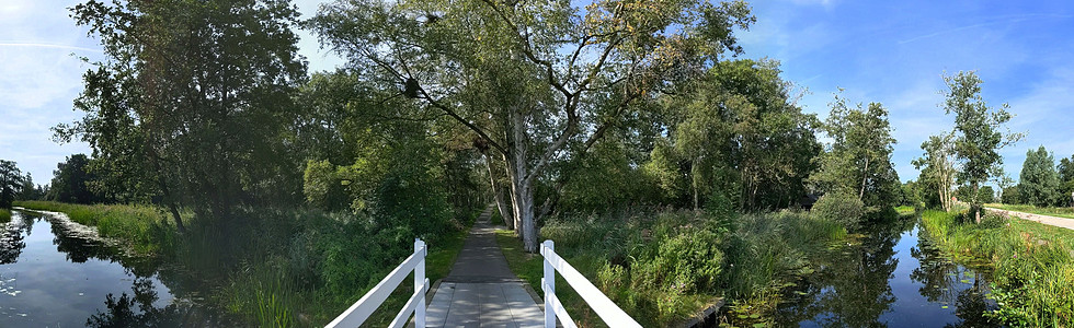 从卡伦贝格附近运河上桥上的全景图片