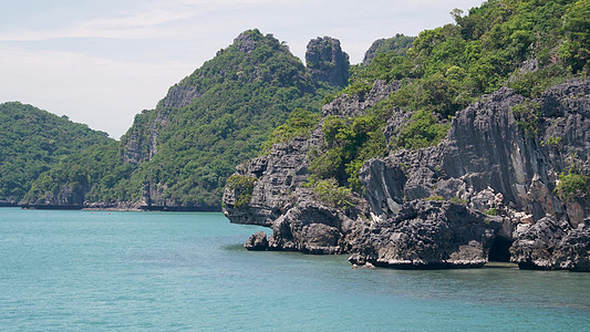 靠近旅游胜地苏梅岛天堂热带度假胜地的安通国家海洋公园海洋中的岛屿群 泰国湾的群岛 具有复制空间的田园诗般的绿松石海自然背景 全景图片