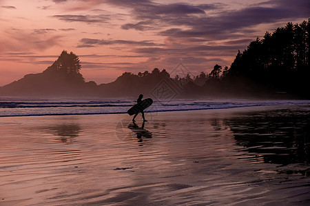 托菲诺温哥华岛太平洋沿岸 日落时在海滩上冲浪的冲浪者 加拿大温哥华岛托菲诺的冲浪者现出轮廓 汹涌的海浪 旅游图片