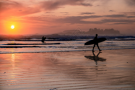 托菲诺温哥华岛太平洋沿岸 日落时在海滩上冲浪的冲浪者 加拿大温哥华岛托菲诺的冲浪者现出轮廓 海洋 美丽的图片