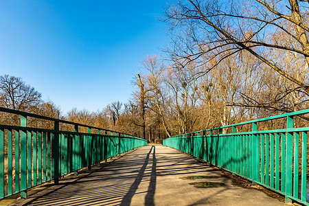 在河上修建长长的混凝土桥梁 有绿色金属护栏图片