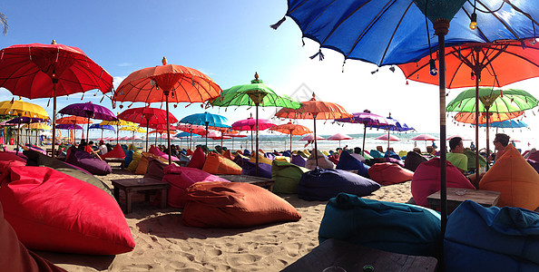 彩色阳伞的全景图片