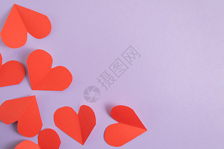 情人节背景 柔和的紫色背景上的粉红色和红色的心 情人节的概念 明信片和祝贺的布局 平面布局 女孩 浪漫图片