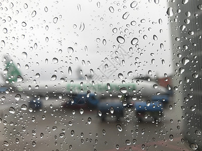 透过飞机窗口仰望雨滴 雨滴 图片