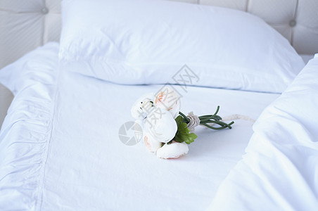 床上花束花 房子 放松 优雅 酒店 奢华 装饰风格 婚礼 家具图片