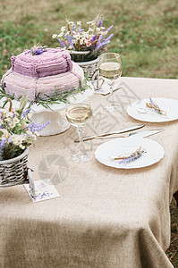 给新娘和新郎带蛋糕的婚礼桌 银器 美丽的 仪式 花的图片