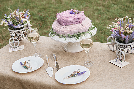 给新娘和新郎带蛋糕的婚礼桌 派对 仪式 庆典 奢华图片