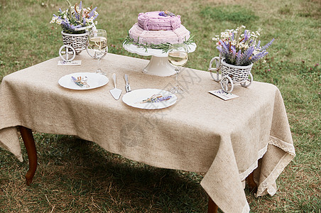给新娘和新郎带蛋糕的婚礼桌 糖 仪式 餐饮 面包店图片