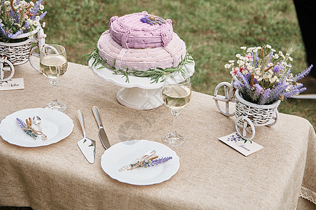 给新娘和新郎带蛋糕的婚礼桌 美丽的 花 烤的图片