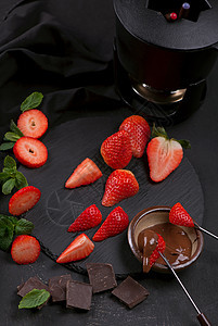 灰色本底的巧克力覆盖草莓 配有巧克力的平面成份 桌子 美食图片