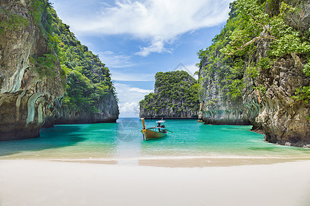 泰国传统的木头长尾船和美丽的海滩 蓝色的 宁静图片