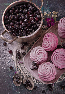 木制桌上的粉红色棉花糖 盘子 假期 水果 浪漫的图片