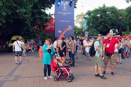 广场上的足球球迷 在索契 2018年国际足联世界杯期间图片