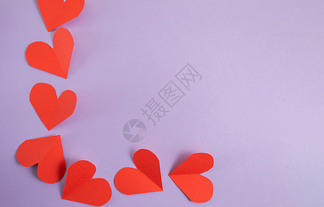 情人节背景 柔和的紫色背景上的粉红色和红色的心 情人节的概念 明信片和祝贺的布局 平面布局 多于 假期图片