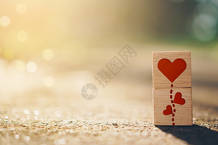 带有心形标志图标的木制立方体 复制空间自然阳光 您可以将文字放在背景上 情人节爱情季节 庆典 假期图片
