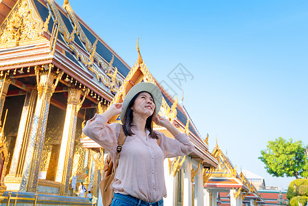 美丽的亚洲观光女游客在泰国曼谷度假旅行时微笑并享受旅途愉快 相机 城市图片