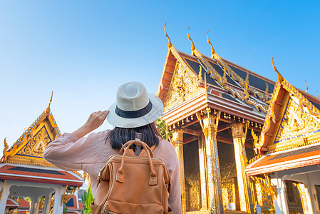 美丽的亚洲女观光女性享受泰国曼谷度假旅行 在曼谷度假旅游 乐趣 背包图片