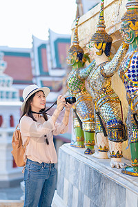 美丽的亚洲观光女游客在泰国曼谷度假旅行时微笑并享受旅途愉快 女性 照片图片