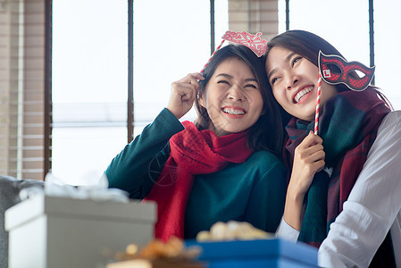 12月 两位女性在家中享受圣诞节和新年晚会的庆祝活动 奢华 丝带图片