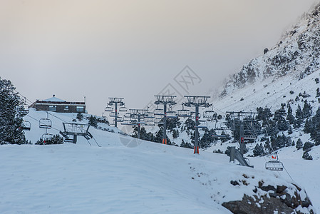 冬天在阿林萨尔度假胜地的雪雪下日落 比利牛斯山脉 高山图片