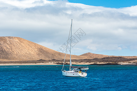 西班牙加那利群岛的Corralejo附近海域的船只 金丝雀 蓝色的图片