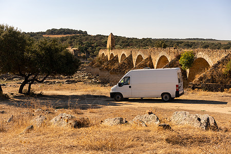 Aleentejo风景中的营地车面包车 葡萄牙的Ajuda桥后面废弃被毁 河 户外图片