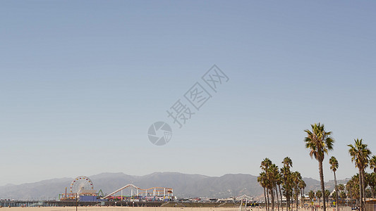加州海滩美学 经典摩天轮 圣塔莫尼卡太平洋度假村码头游乐园 夏季标志性景观 棕榈树和天空 洛杉矶的象征 有复制空间 美国加利福尼图片